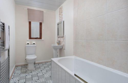 Prestwick Apartment | Pet-Friendly Comfort at Prestwick Central - Donnini Apartments