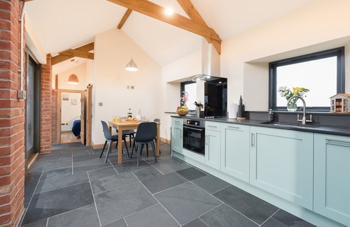 Barnstaple Cottage | Beautiful 2-Bedroom Barn Conversion with Hot Tub Near Beaches