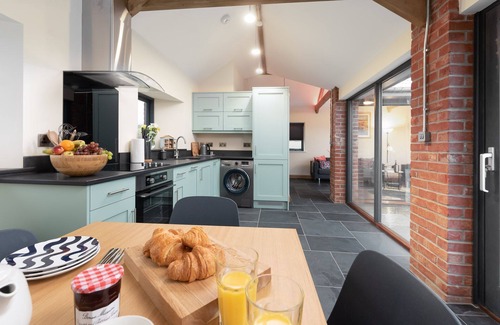 Barnstaple Cottage | Beautiful 2-Bedroom Barn Conversion with Hot Tub Near Beaches
