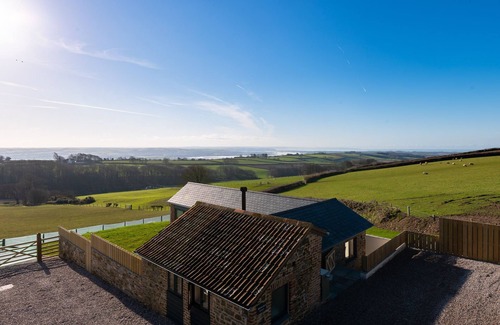 Barnstaple Cottage | Beautiful 2-Bedroom Barn Conversion with Hot Tub Near Beaches