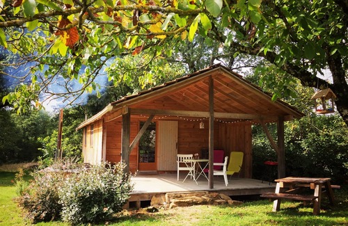 Espinas Cabin | Cozy Cabin Retreat with Spa & Hot Tub in Lush Gardens