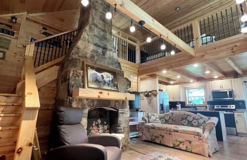 Frogue House | Idyllic Getaway by Dale Hollow State Park with Pool & Breakfast