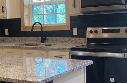 Frogue House | Idyllic Getaway by Dale Hollow State Park with Pool & Breakfast