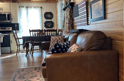 Frogue House | Idyllic Getaway by Dale Hollow State Park with Pool & Breakfast