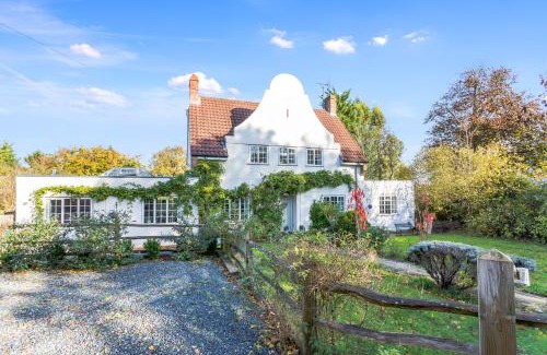 Henfield House | Charming Family Retreat with Dog-Friendly Amenities