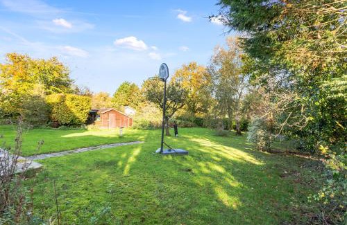 Henfield House | Charming Family Retreat with Dog-Friendly Amenities