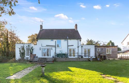 Henfield House | Charming Family Retreat with Dog-Friendly Amenities