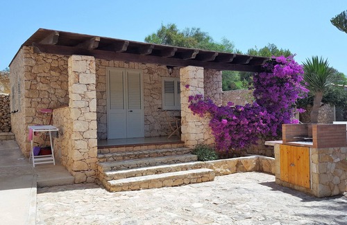 Lampedusa House | Charming Dammuso Style Villa with Breakfast & Family Amenities