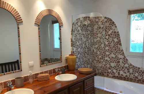 Bastelicaccia House | PRETTY ENTIRE HOUSE WITH SWIMMING POOL AND GARDEN (120 M2) 6 KM FROM AJACCIO