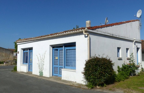 Saint-Georges-d'Oleron House | Charming Fisherman's House: Pet-Friendly Escape with Kitchen