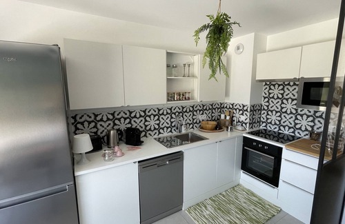 Entraigues-sur-la-Sorgue House | Charming Garden Retreat - Le Clos Du Moulin 1 Awaits You