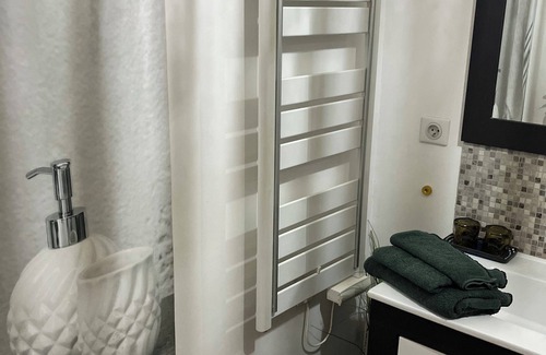 Garrigues Bed & Breakfast | Charming Mazet in Nîmes with Pool and Spa Amenities