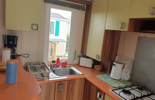 La Roque-d'Antheron House | Cozy Mobile Home in a Premier 4-Star Campsite