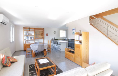 Voglans House | Cozy Retreat with Lake View and Family-Friendly Amenities
