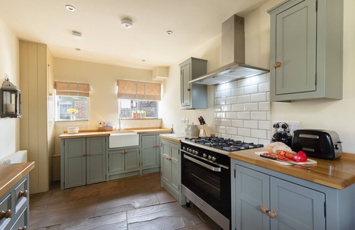 Sewerby Cottage | Charming Seaside Cottage: Dog-Friendly with Ocean Views
