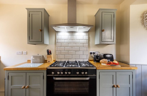 Sewerby Cottage | Charming Seaside Cottage: Dog-Friendly with Ocean Views