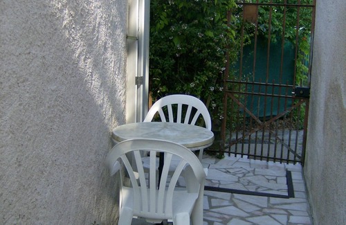 Amboise House | Cozy Old House: Pet-Friendly Retreat with Spa & Kitchen
