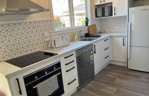 Saint Kilda Villa | Pretty Villa Close to St Clair Beach Private Parking