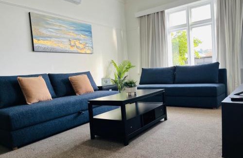 Saint Kilda Villa | Pretty Villa Close to St Clair Beach private parking