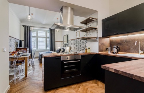 Zizkov Apartment | Top-Rated PRG Trendy Central APT: Family & Pet Friendly Stay