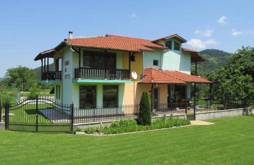 Oreshak House | Family-Friendly Pri Orehite Guesthouse with Top Ratings