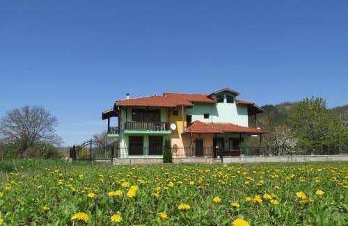 Oreshak House | Family-Friendly Pri Orehite Guesthouse with Top Ratings