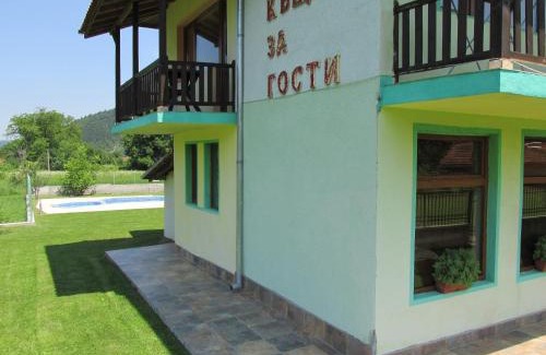 Oreshak House | Family-Friendly Pri Orehite Guesthouse with Top Ratings