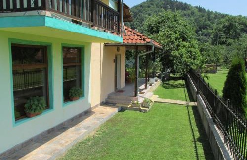 Oreshak House | Family-Friendly Pri Orehite Guesthouse with Top Ratings