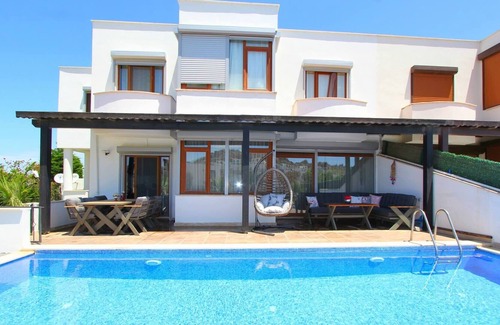 Dagbelen Villa | PRİVATE POOL VİLLA İN QUİTE LOCATİON...just 1,5km far to beach