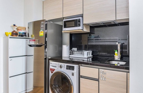 Bangkok Central Business District Apartment | Cozy Retreat: Rooftop Pool & High-Speed Wifi near BTS