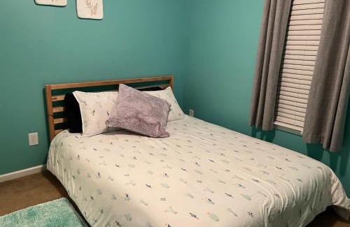 Charlotte House | Cozy Private Room Near University - Guest Rated 9/10
