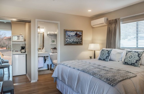 Uptown Sedona Hotel | Relax in Prickly Pear Junior Suite @ Sedona Uptown Suites