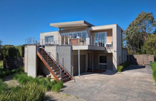 Flinders House | Enchanting Pride and Prejudice Retreat: Pet & Child Friendly