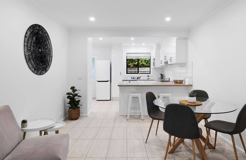 Torquay Villa | Oceanfront Pride Street Central Unit with Child-Friendly Perks