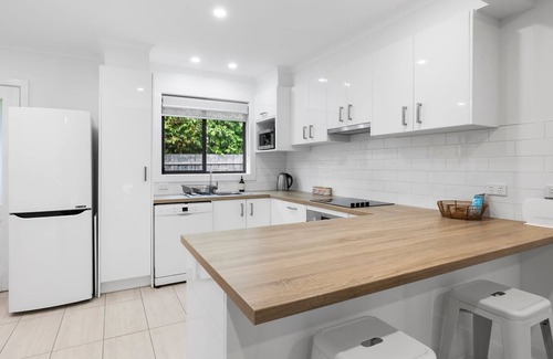 Torquay Villa | Oceanfront Pride Street Central Unit with Child-Friendly Perks