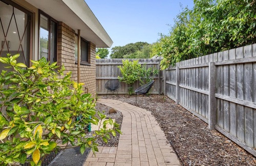 Torquay Villa | Oceanfront Pride Street Central Unit with Child-Friendly Perks