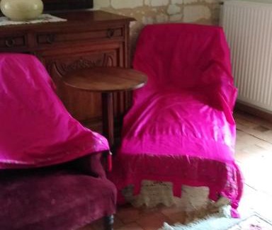 Courchamps Apartment | Kid-Friendly Getaway at Prieure Le Compostelle Gite