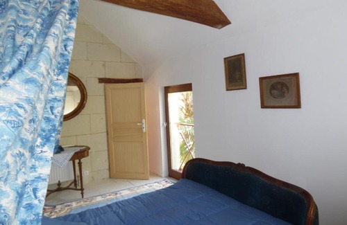 Courchamps Apartment | Kid-Friendly Getaway at Prieure Le Compostelle Gite
