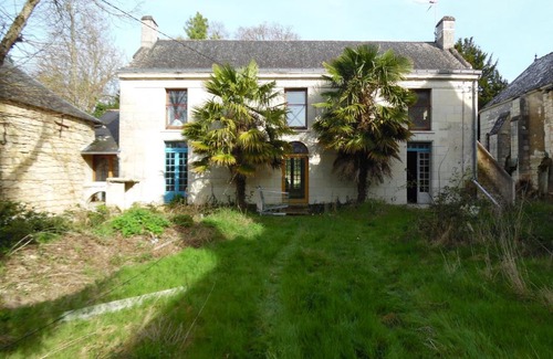 Courchamps Apartment | Kid-Friendly Getaway at Prieure Le Compostelle Gite