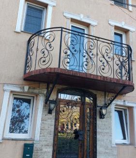 Oradea Villa | Pet-Friendly Prima Casa with Perfect 10/10 Guest Rating