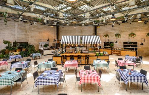 Kiryat HaLeom Hotel | Discover Prima Park Hotel Jerusalem: Family-Friendly Retreat
