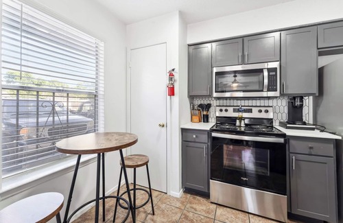 Pleasant Valley Apartment | Chic 1BR Retreat with Fast WiFi, Steps From Downtown
