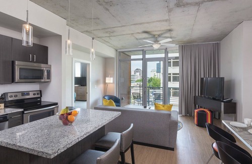 Civic District House | Prime Austin 2 BR Downtown with Spa & Pool Access