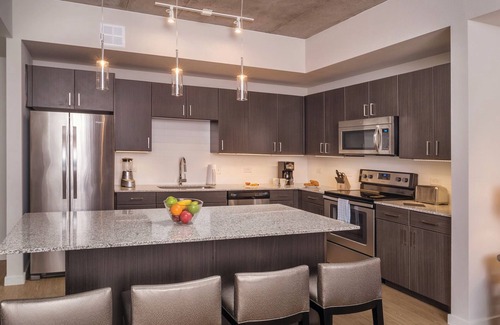 Civic District House | Prime Austin 2 BR Downtown with Spa & Pool Access