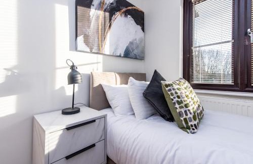 Toton House | Prime Beeston 3-Bed House with Driveway & Wi-Fi