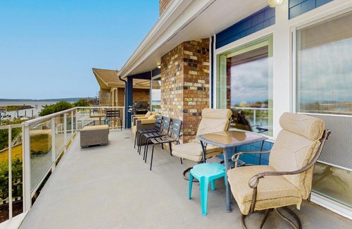 Oak Harbor House | Explore Prime Cove Quarters: Family-Friendly 4-Star Haven
