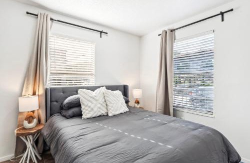 Holly Apartment | Prime East Downtown 1BR Cozy Suites Next to Bars and Restaurants