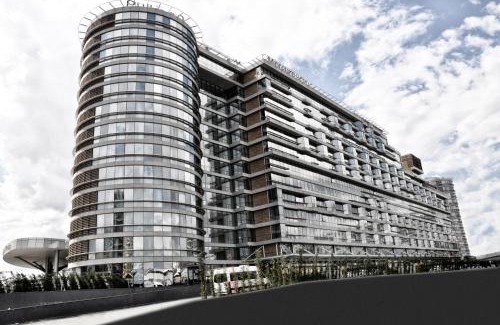 Bahcelievler Apartment | Discover Prime Istanbul Residences with Ocean View & Pool