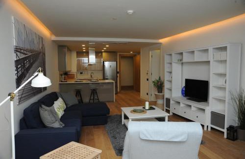 Bahcelievler Apartment | Discover Prime Istanbul Residences with Ocean View & Pool