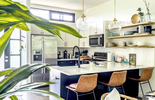 South Lamar Apartment | Indulge in Two Cozy Bedrooms with Pet-Friendly Amenities
